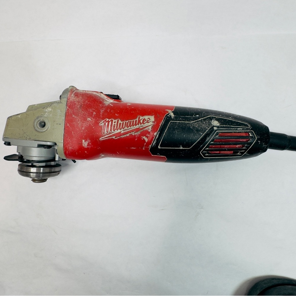 Milwaukee  6130-33 7.0 Amp 4-1/2"  Angle Grinder - Picture 3 of 12